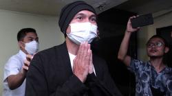 Penampakan Anji Jalani Pemeriksaan Kesehatan di Polres Jakbar