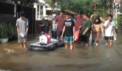 Video Pendistribusian Makanan Korban Banjir di Ciputat Pakai Ban Bekas