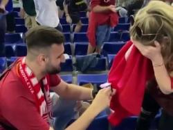 So Sweet, Fans Turki Ini Lamar Kekasihnya saat Laga Pembukaan Euro 2020