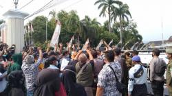 Protes Dilarang Berjualan di Alun-alun, PKL Geruduk Pendopo Majalengka