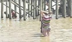 Warga Tionghoa di Pontianak Gelar Ritual Mandi Bersama di Sungai