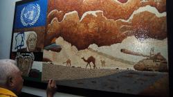 Pria Ini Membuat Lukisan Bertema Palestina dari Limbah Cangkang Telur