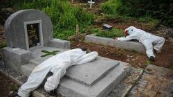 Potret Petugas Makam Kelelahan setelah Mengubur 30 Jenazah Covid Sehari 