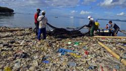 Kotor dan Jorok, Pantai Sukaraja Lampung Tertutup Sampah