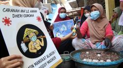 Mahasiswa UMSurabaya Blusukan ke Kampung Nelayan Sosialisasi Bahaya Covid-19