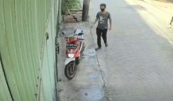 Rekaman CCTV Motor Digondol Maling saat Mesin sedang Dipanaskan
