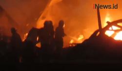Video Pabrik Cat di Curug Tangerang Ludes Terbakar