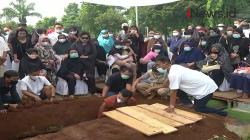 Markis Kido Dimakamkan Satu Liang Lahat Dengan Ayahnya 