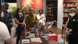 Mengintip Ruang Belajar Alex Tilaar dengan 10.000 Buku