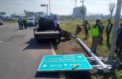 Pikap Tabrak Rambu di Kompleks Bandara YIA sampai Roboh, Ini Penyebabnya