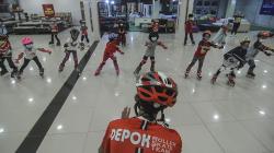 Tingkatkan Kemampuan, Anak-Anak Berlatih Sepatu Roda di Pusat Perbelanjaan 