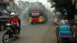 Mobil Water Canon Semprot Pasar Banjaran Tegal dengan Cairan Disinfektan