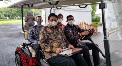 Sandiaga Uno Jadi Sopir Tembak di Istana, Didampingi Airlangga Boncengi Nadiem dan Budi Gunadi Sadikin 