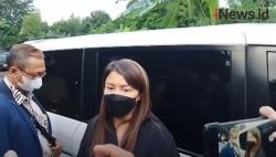 Video Istri Jenguk Anji di Polres Jakbar