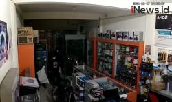 Rekaman CCTV Aksi Pencurian 46 Unit Laptop di Kota Blitar