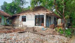 Tempat Relokasi Belum Siap, Warga Desa Miliarder Kuningan Pilih Ngontrak<