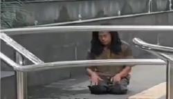 Viral ODGJ Salat di Trotoar, Tamparan Keras bagi Netizen yang Jarang Salat<