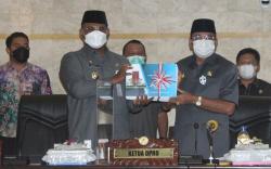 Pemprov Kalsel Serahkan Raperda LPj APBD 2020