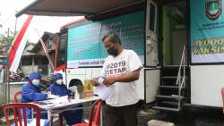 Warga Solo Antusias Ikuti Vaksinasi Covid-19 di Mobil Keliling