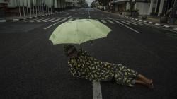 Kawasan Asia Afrika Bandung Ditutup, Warga Pakai Kostum Hantu Tiduran di Jalan