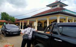 Salat Jumat Terakhir di Desa Miliarder Kuningan, Jemaah Tak Terlalu Ramai<