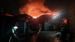Kobaran Api Lumat Rumah di Jalan Astanaanyar Kota Bandung<