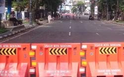 Anak-anak Kota Bandung Sulap Jalan Ditutup Jadi Arena Bermain Bola