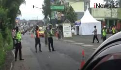 Video Puluhan Kendaraan Wisatawan di Lembang Diputar Balik Petugas