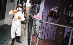 Masuk Zona Merah, Permukiman di Sumur Batu Disemprot Disinfektan