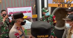 Video Wakapolda Metro Jaya Tinjau Posko PPKM di Sumur Batu, Beri Bantuan Sembako