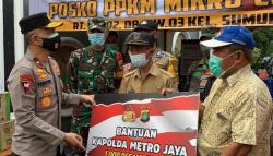 Tinjau Posko PPKM di Sumur Batu, Wakapolda Metro Salurkan Bantuan Sembako