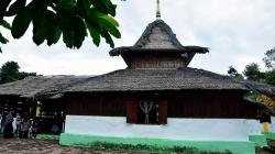  Mengunjungi Masjid Tertua di Maluku yang Pernah Berpindah Sendiri