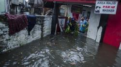 Hujan Deras, Puluhan Rumah Kawasan Kacapiring Bandung Banjir hingga 2 Meter<