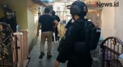 Video Polisi Bersenjata Lengkap Gerebek Kampung Narkoba di Palembang<