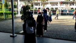 Video Penumpang KRL Tertib Jalani Tes Rapid Antigen di Stasiun Bogor