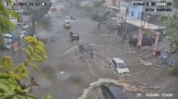 Hujan Deras 2 Jam Guyur Kota Bandung, Ruas Jalan dan Rumah Terendam Banjir<
