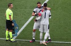 Terungkap, Ini Alasan Roberto Mancini Masukkan Sirigu Ganti Donnarumma Menit ke-89