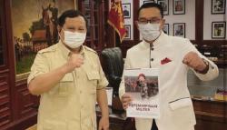 Prabowo Beri Buku Ini saat Bertemu Ridwan Kamil<