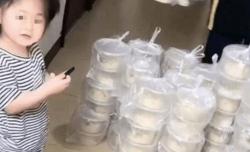 Tak Senjaga Pencet Angka Nol, Bocah Ini Pesan 100 Mangkuk Mi saat Main HP Ayah