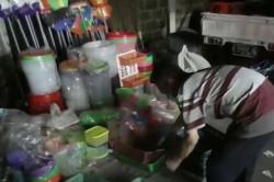 Video Pasar Malam di Tangerang Dibubarkan, Pedagang Panik Bereskan Dagangan