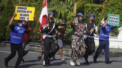 Aksi Purnawirawan TNI dan Warga Peringati HUT ke-75 Pomad