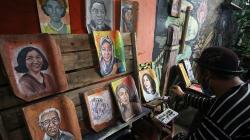 Genting Bekas Menjadi Media untuk Lukisan, Dijual hingga Rp2 Juta per Buah