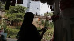 Potret Warung Derek, Transaksi Jual Beli Gunakan Ember dan Tali 