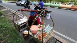 Pedagang Kerak Telor Khas Betawi Bertahan di Tengah Pandemi