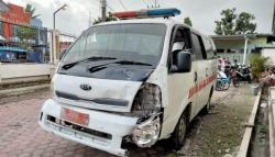 Terobos Lampu Merah, Ambulans Tabrak Innova di Meulaboh