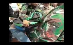 Viral, Anggota TNI Selamatkan Nyawa Penjambret Bertato dari Amukan Massa di Palembang <