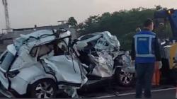 Kecelakaan di Tol Jatiwarna, Mobil Kia Remuk 