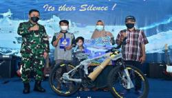 Anak Terapung 3 Jam di Laut Dapat Hadiah Tabungan dan Sepeda dari TNI AL