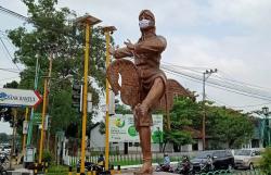 Ajak Masyarakat Disiplin Protokol Kesehatan, Relawan Bantul Pasang Masker pada Patung Jathilan
