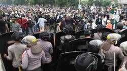 Habib Rizieq Divonis 4 Tahun Penjara, Massa Pendukung Bentrok dengan Polisi